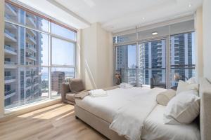 Free housekeeping visits during your stay - StayShort - Bright 1-Bedroom with View Dubai Marina