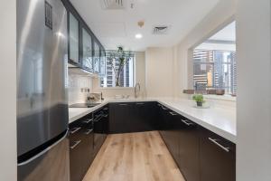 Free housekeeping visits during your stay - StayShort - Bright 1-Bedroom with View Dubai Marina