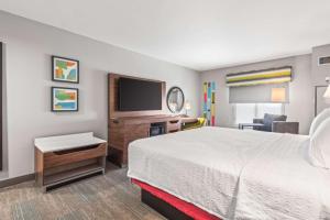 King Room with Shower - Non-Smoking room in Hampton Inn Columbus-North