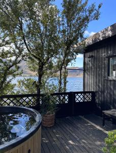 Cosy lakeview cabin 45 minutes from Reykjavik