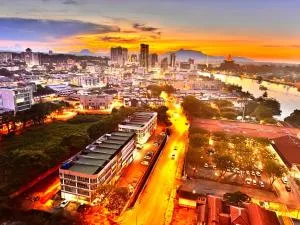 Riverine High Floor Luxury Stay 4 pax Waterfront View from Balcony - Kampung Baru