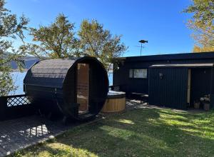 Cosy lakeview cabin 45 minutes from Reykjavik