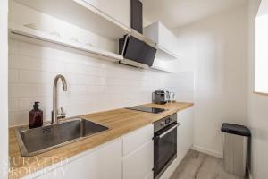 Light-filled Studio with AC - Earls Court