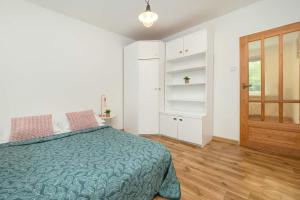 Merliniego Trendy Apartment with Desk by Noclegi Renters