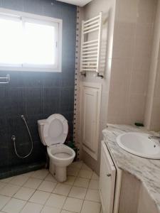 Charmant Appartement 2 chambres avec Internet et Vue Panoramique - au Cœur du Quartier Prestigieux dEnnasr 2, Proche de Toutes Commodités - Service Navette