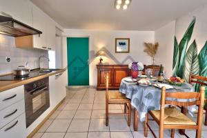 Appartements LocaLise - A02 - Appartement de plain-pied - terrasse - Juste a cote de la plage - Centre et port a pied - Wifi inclus - Draps inclus - Animaux bienvenus : photos des chambres