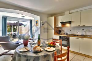 Appartements LocaLise - A02 - Appartement de plain-pied - terrasse - Juste a cote de la plage - Centre et port a pied - Wifi inclus - Draps inclus - Animaux bienvenus : photos des chambres