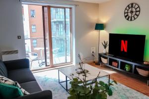 Modern 1-Bedroom Apartment for 3, Near Masson Place Arenas Cheetham Hill and Stadiums,Free Unlimited WIFI, Parking, Great Offers!