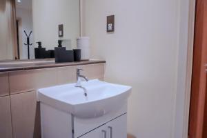 Modern 1-Bedroom Apartment for 3, Near Masson Place Arenas Cheetham Hill and Stadiums,Free Unlimited WIFI, Parking, Great Offers!