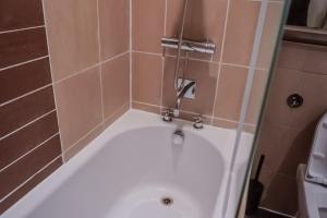 Modern 1-Bedroom Apartment for 3, Near Masson Place Arenas Cheetham Hill and Stadiums,Free Unlimited WIFI, Parking, Great Offers!