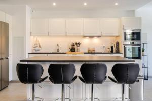 Newly Built Apartment with Pool, Walk to the Beach