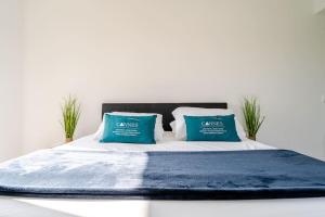 Newly Built Apartment with Pool, Walk to the Beach