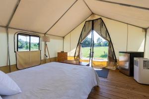 Cozy Forest Retreat Snug Glamping by the Fire Pit