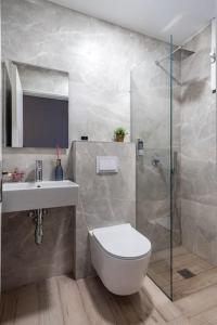 Ap 9 - Front Pool, Kitchen & Parking - Goro