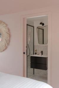 B&B / Chambres d'hotes LA PENICHE - Bed And Bicycle - Aigues Mortes : photos des chambres