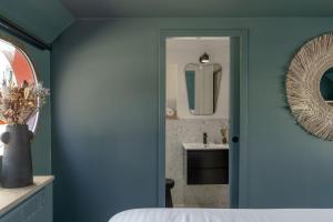 B&B / Chambres d'hotes LA PENICHE - Bed And Bicycle - Aigues Mortes : photos des chambres