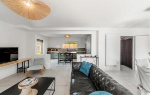 Amazing Home In Saint-Méloir-Des-Ondes