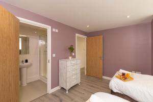 The Phantom Apartment ideal for JR Churchill Manor Nuffield Hospitals Oxford B University 2023 built sleeps 5 people comfortably very modern 2 rooms 3 bathrooms 1 minute walk to John Radcliffe Hospital