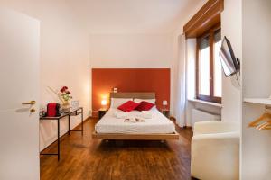 Double Room with Private Bathroom room in Italianflat - Rentroom Verona