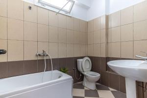 Goro 10 - Front Pool, Kitchen & Parking