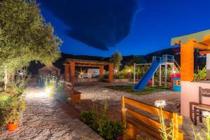 Goro 10 - Front Pool, Kitchen & Parking