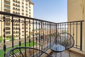 Free housekeeping visits during your stay - StayShort - Restful 1-Bedroom Apartment at Al Andalus in Jumeirah Golf Estates
