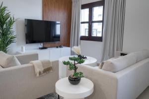 Free housekeeping visits during your stay - StayShort - Restful 1-Bedroom Apartment at Al Andalus in Jumeirah Golf Estates