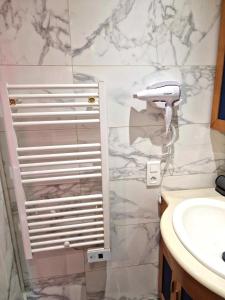 Appartements 03 - Joli studio traversant situe au rdc avec 2 lits, tout equipe pour 1, 2 ou 3 personnes maximum, entree independante donnant sur parking dont une place est reservee devant la porte, grand fourgon possible et petit jardin sur l'arriere comme une maison : photos des chambres