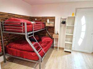 Appartements 03 - Joli studio traversant situe au rdc avec 2 lits, tout equipe pour 1, 2 ou 3 personnes maximum, entree independante donnant sur parking dont une place est reservee devant la porte, grand fourgon possible et petit jardin sur l'arriere comme une maison : photos des chambres