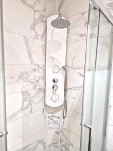 Appartements 03 - Joli studio traversant situe au rdc avec 2 lits, tout equipe pour 1, 2 ou 3 personnes maximum, entree independante donnant sur parking dont une place est reservee devant la porte, grand fourgon possible et petit jardin sur l'arriere comme une maison : photos des chambres