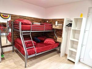 Appartements 03 - Joli studio traversant situe au rdc avec 2 lits, tout equipe pour 1, 2 ou 3 personnes maximum, entree independante donnant sur parking dont une place est reservee devant la porte, grand fourgon possible et petit jardin sur l'arriere comme une maison : photos des chambres