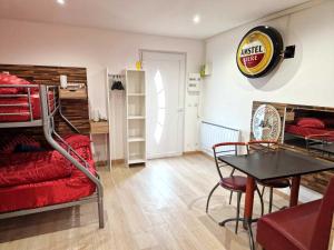 Appartements 03 - Joli studio traversant situe au rdc avec 2 lits, tout equipe pour 1, 2 ou 3 personnes maximum, entree independante donnant sur parking dont une place est reservee devant la porte, grand fourgon possible et petit jardin sur l'arriere comme une maison : photos des chambres