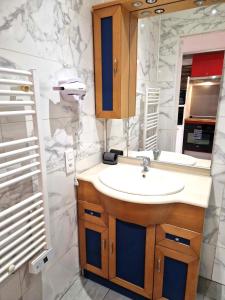 Appartements 03 - Joli studio traversant situe au rdc avec 2 lits, tout equipe pour 1, 2 ou 3 personnes maximum, entree independante donnant sur parking dont une place est reservee devant la porte, grand fourgon possible et petit jardin sur l'arriere comme une maison : photos des chambres