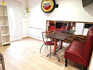 Appartements 03 - Joli studio traversant situe au rdc avec 2 lits, tout equipe pour 1, 2 ou 3 personnes maximum, entree independante donnant sur parking dont une place est reservee devant la porte, grand fourgon possible et petit jardin sur l'arriere comme une maison : photos des chambres