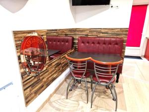 Appartements 03 - Joli studio traversant situe au rdc avec 2 lits, tout equipe pour 1, 2 ou 3 personnes maximum, entree independante donnant sur parking dont une place est reservee devant la porte, grand fourgon possible et petit jardin sur l'arriere comme une maison : photos des chambres