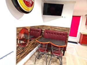 Appartements 03 - Joli studio traversant situe au rdc avec 2 lits, tout equipe pour 1, 2 ou 3 personnes maximum, entree independante donnant sur parking dont une place est reservee devant la porte, grand fourgon possible et petit jardin sur l'arriere comme une maison : photos des chambres