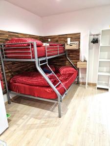 Appartements 03 - Joli studio traversant situe au rdc avec 2 lits, tout equipe pour 1, 2 ou 3 personnes maximum, entree independante donnant sur parking dont une place est reservee devant la porte, grand fourgon possible et petit jardin sur l'arriere comme une maison : photos des chambres