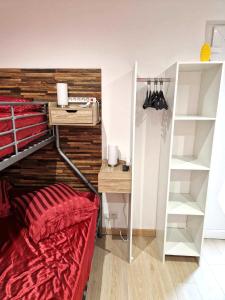 Appartements 03 - Joli studio traversant situe au rdc avec 2 lits, tout equipe pour 1, 2 ou 3 personnes maximum, entree independante donnant sur parking dont une place est reservee devant la porte, grand fourgon possible et petit jardin sur l'arriere comme une maison : photos des chambres