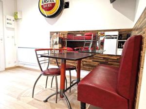 03 - Joli studio traversant situé au rdc avec 2 lits, tout équipé pour 1, 2 ou 3 personnes maximum, entrée indépendante donnant sur parking dont une place est réservée devant la porte, grand fourgon possible et petit jardin sur larrière comme