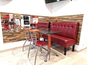 Appartements 03 - Joli studio traversant situe au rdc avec 2 lits, tout equipe pour 1, 2 ou 3 personnes maximum, entree independante donnant sur parking dont une place est reservee devant la porte, grand fourgon possible et petit jardin sur l'arriere comme une maison : photos des chambres