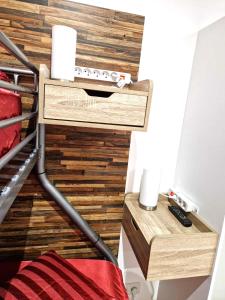 Appartements 03 - Joli studio traversant situe au rdc avec 2 lits, tout equipe pour 1, 2 ou 3 personnes maximum, entree independante donnant sur parking dont une place est reservee devant la porte, grand fourgon possible et petit jardin sur l'arriere comme une maison : photos des chambres