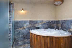 Cappa Via Cave Hotel