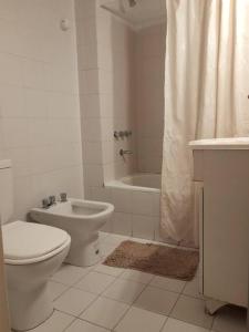 Departamento de dos ambientes con amplio balcón, muy luminoso