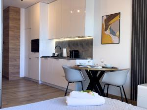 URBAN APARTMENTS GLOBAL SKYLINE RAFAEL CENTRUM , 17th Floor No 22, Free Garage, Self Check-in, No Deposit