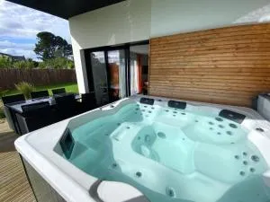 carantec 4 stars house with private jacuzzi and garden for 6 persons - Henvic