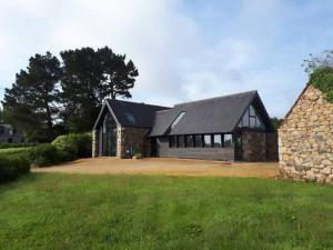 Large farmhouse with garden and sea view for 8 people
