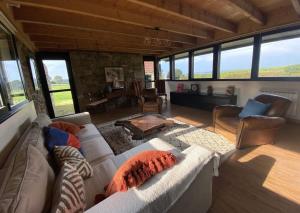 Maisons de vacances Large farmhouse with garden and sea view for 8 people : photos des chambres