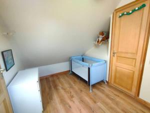 Maisons de vacances Large farmhouse with garden and sea view for 8 people : photos des chambres