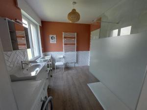 Maisons de vacances Le Cabinet-Charmante maison avec terrain : photos des chambres