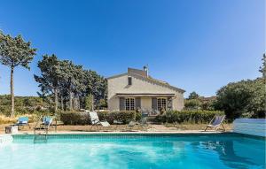 Maisons de vacances 5 Bedroom Cozy Home In Laurens : photos des chambres